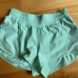Lululemon “Hotty Hot short 2.5”